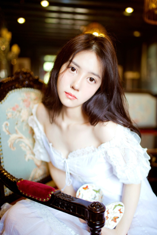 刘璝径直闯入刘璋的后院儿，询问了几个婢女家丁之后，便找到了刘璋的所在，都已经日上三竿，快到午时了，这时候竟然还在卧房，莫非真是身体不适？